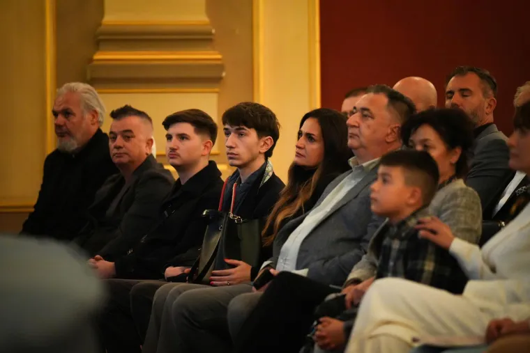 Suze, zagrljaji i tišina: Pogledajte emotivne prizore s komemoracije Halida Bešlića