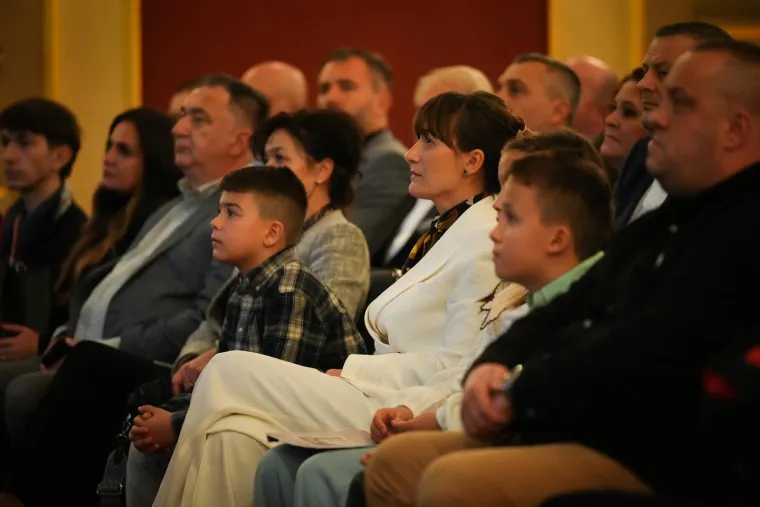 Suze, zagrljaji i tišina: Pogledajte emotivne prizore s komemoracije Halida Bešlića