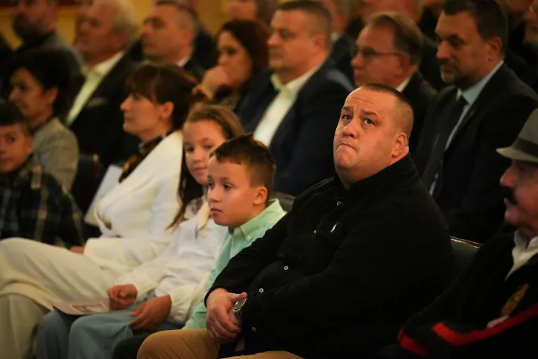 Suze, zagrljaji i tišina: Pogledajte emotivne prizore s komemoracije Halida Bešlića