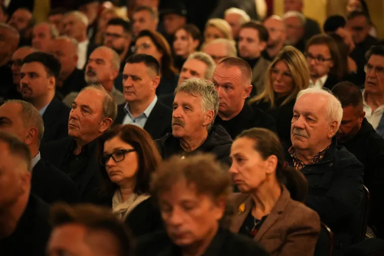 Suze, zagrljaji i tišina: Pogledajte emotivne prizore s komemoracije Halida Bešlića