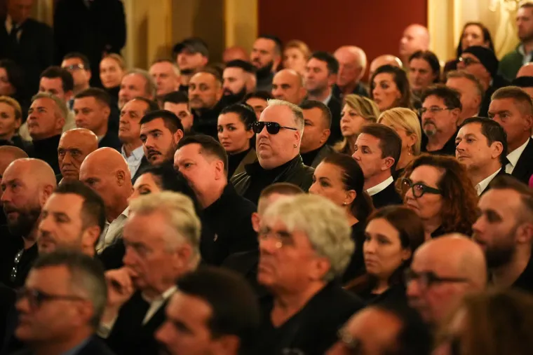 Suze, zagrljaji i tišina: Pogledajte emotivne prizore s komemoracije Halida Bešlića