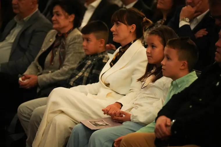 Suze, zagrljaji i tišina: Pogledajte emotivne prizore s komemoracije Halida Bešlića