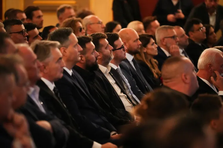 Suze, zagrljaji i tišina: Pogledajte emotivne prizore s komemoracije Halida Bešlića