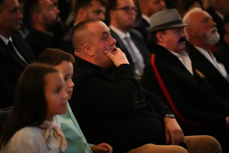 Suze, zagrljaji i tišina: Pogledajte emotivne prizore s komemoracije Halida Bešlića