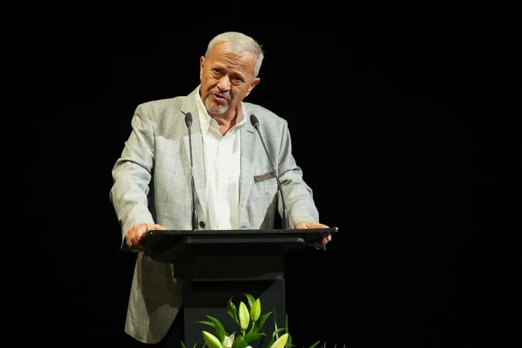 Suze, zagrljaji i tišina: Pogledajte emotivne prizore s komemoracije Halida Bešlića