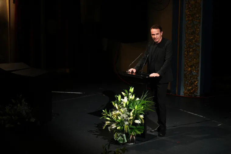 Suze, zagrljaji i ti&scaron;ina: Pogledajte emotivne prizore s komemoracije Halida Be&scaron;lića