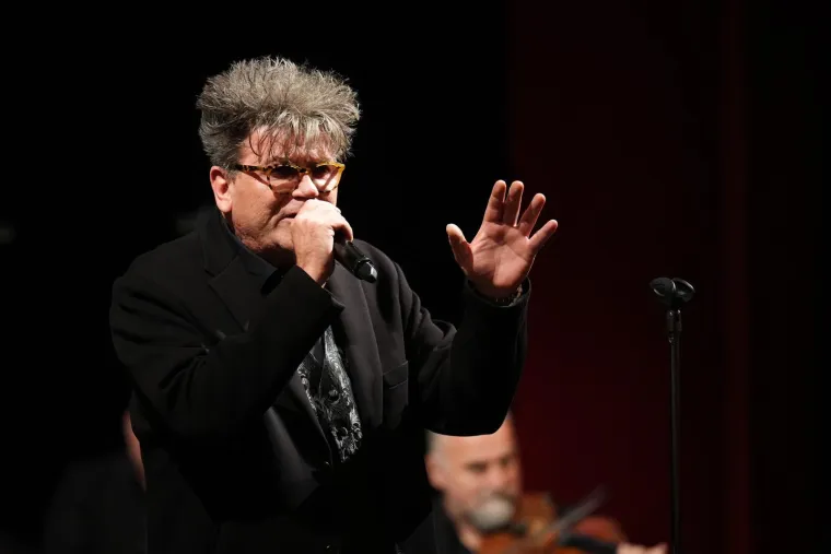 Suze, zagrljaji i ti&scaron;ina: Pogledajte emotivne prizore s komemoracije Halida Be&scaron;lića