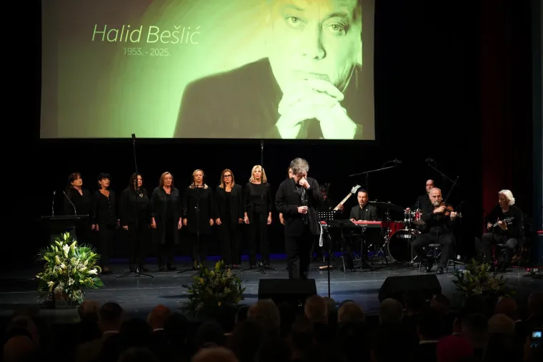 Suze, zagrljaji i ti&scaron;ina: Pogledajte emotivne prizore s komemoracije Halida Be&scaron;lića