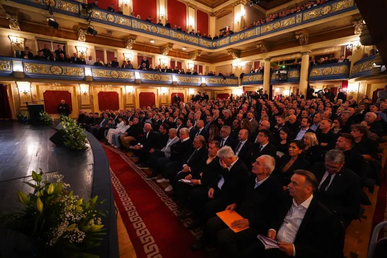 Suze, zagrljaji i ti&scaron;ina: Pogledajte emotivne prizore s komemoracije Halida Be&scaron;lića