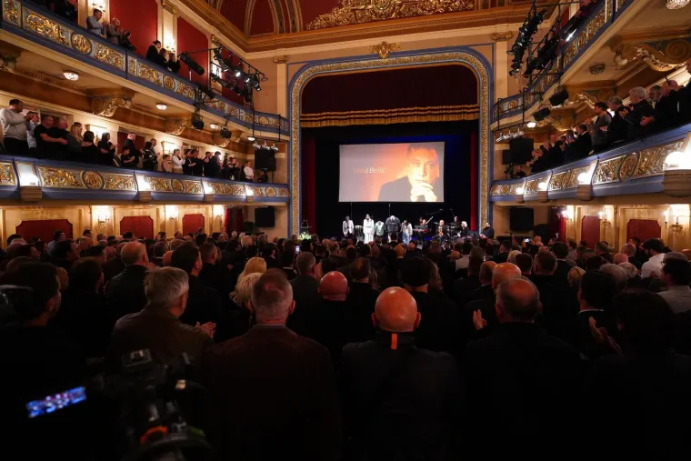 Suze, zagrljaji i tišina: Pogledajte emotivne prizore s komemoracije Halida Bešlića
