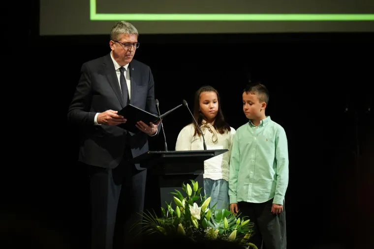 Suze, zagrljaji i ti&scaron;ina: Pogledajte emotivne prizore s komemoracije Halida Be&scaron;lića