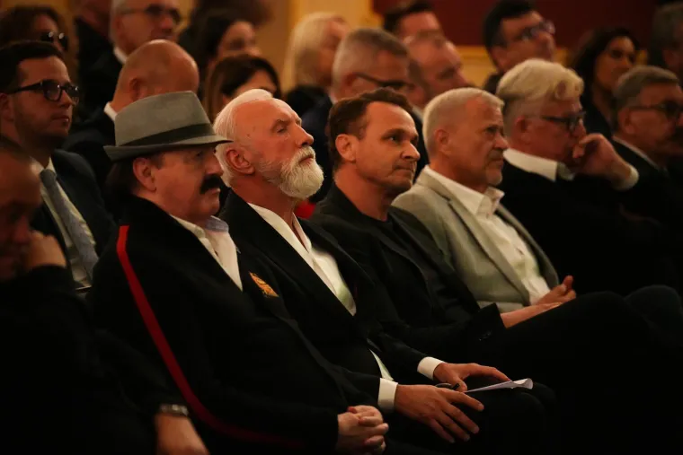 Suze, zagrljaji i ti&scaron;ina: Pogledajte emotivne prizore s komemoracije Halida Be&scaron;lića