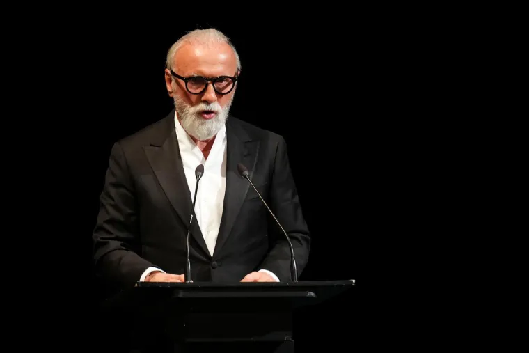 Suze, zagrljaji i tišina: Pogledajte emotivne prizore s komemoracije Halida Bešlića