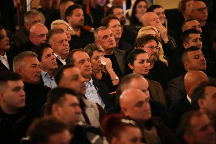 Suze, zagrljaji i ti&scaron;ina: Pogledajte emotivne prizore s komemoracije Halida Be&scaron;lića