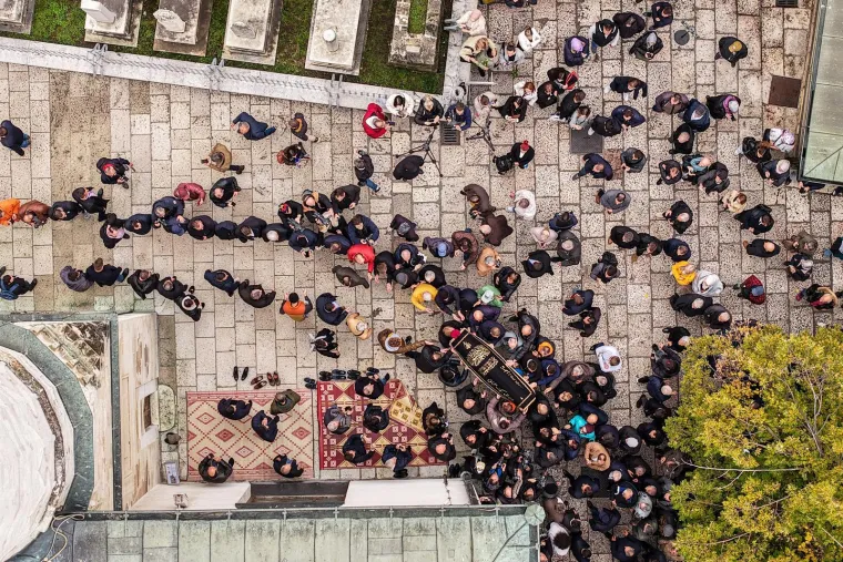 Sarajevo tuguje: Ovako je izgledala molitva u Begovoj džamiji, fotografije iz zraka su nevjerojatne