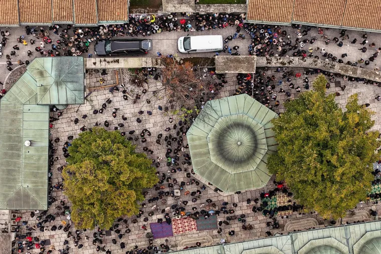 Sarajevo tuguje: Ovako je izgledala molitva u Begovoj džamiji, fotografije iz zraka su nevjerojatne