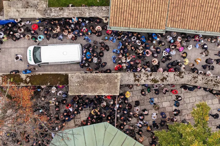 Sarajevo tuguje: Ovako je izgledala molitva u Begovoj džamiji, fotografije iz zraka su nevjerojatne
