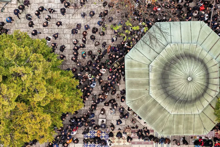 Sarajevo tuguje: Ovako je izgledala molitva u Begovoj džamiji, fotografije iz zraka su nevjerojatne