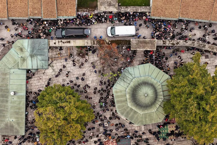 Sarajevo tuguje: Ovako je izgledala molitva u Begovoj džamiji, fotografije iz zraka su nevjerojatne