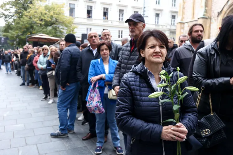 Ovo može samo Halid Bešlić: I mladi i stari u povorci, prizori s ulica govore više od riječi