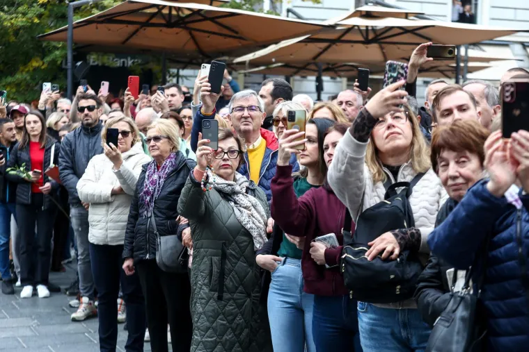 Ovo može samo Halid Bešlić: I mladi i stari u povorci, prizori s ulica govore više od riječi