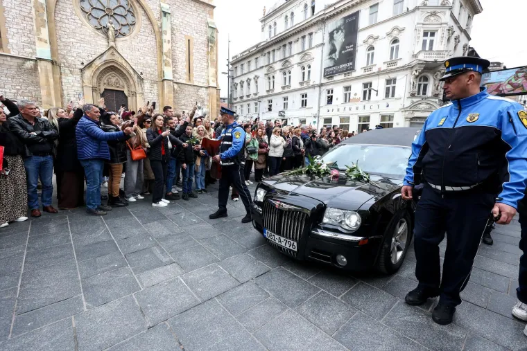 Ovo može samo Halid Bešlić: I mladi i stari u povorci, prizori s ulica govore više od riječi