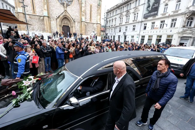 Ovo može samo Halid Bešlić: I mladi i stari u povorci, prizori s ulica govore više od riječi