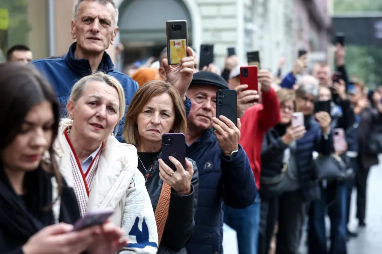 Ovo može samo Halid Bešlić: I mladi i stari u povorci, prizori s ulica govore više od riječi