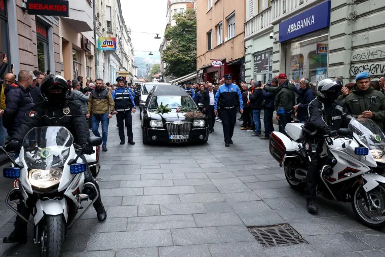 Ovo može samo Halid Bešlić: I mladi i stari u povorci, prizori s ulica govore više od riječi