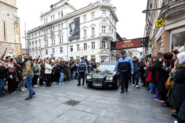 Ovo može samo Halid Bešlić: I mladi i stari u povorci, prizori s ulica govore više od riječi