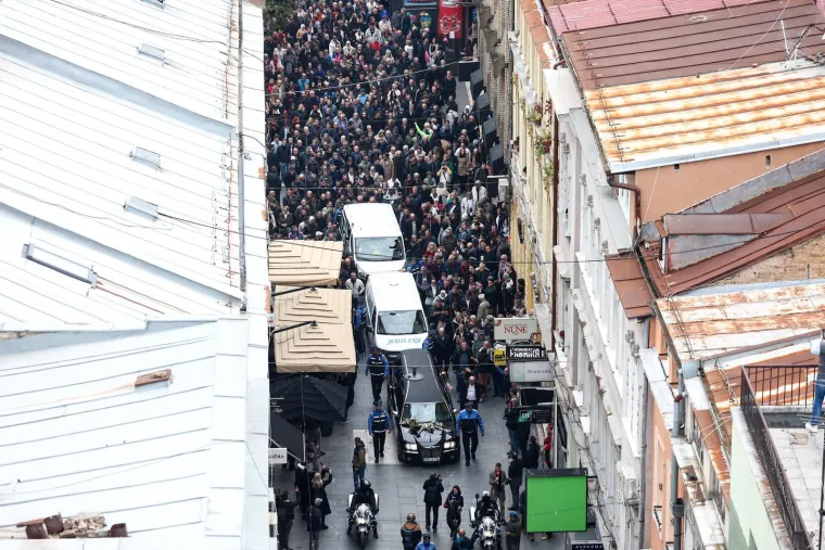 Ovo može samo Halid Bešlić: I mladi i stari u povorci, prizori s ulica govore više od riječi