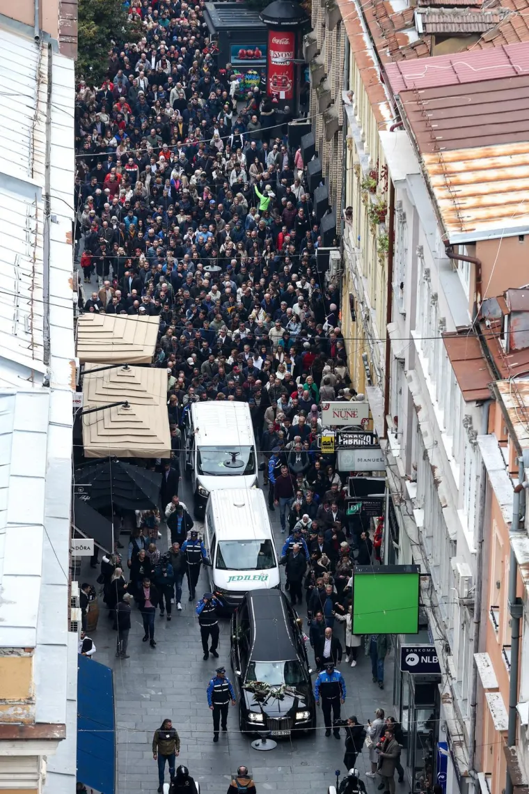 Ovo može samo Halid Bešlić: I mladi i stari u povorci, prizori s ulica govore više od riječi