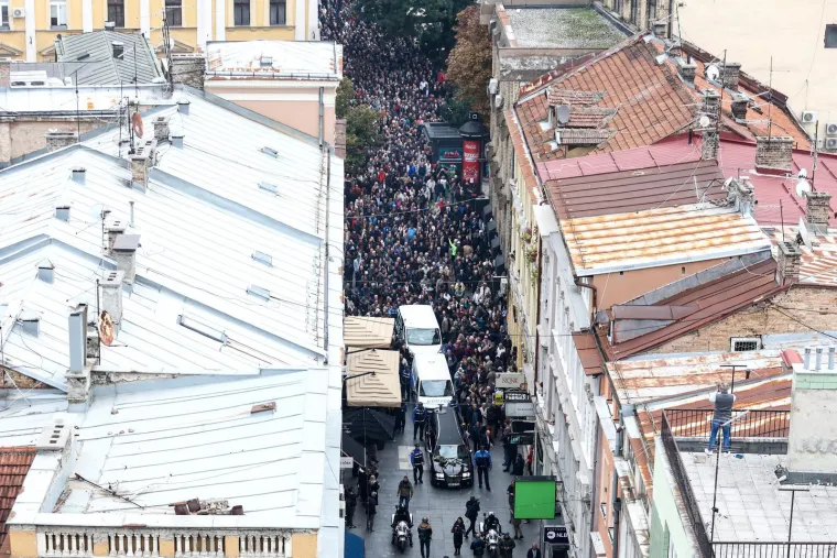 Ovo može samo Halid Bešlić: I mladi i stari u povorci, prizori s ulica govore više od riječi