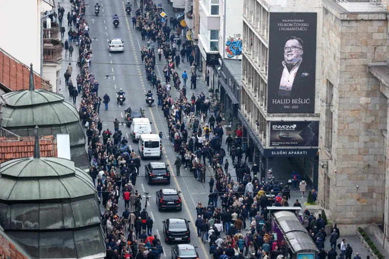 Ovo može samo Halid Bešlić: I mladi i stari u povorci, prizori s ulica govore više od riječi