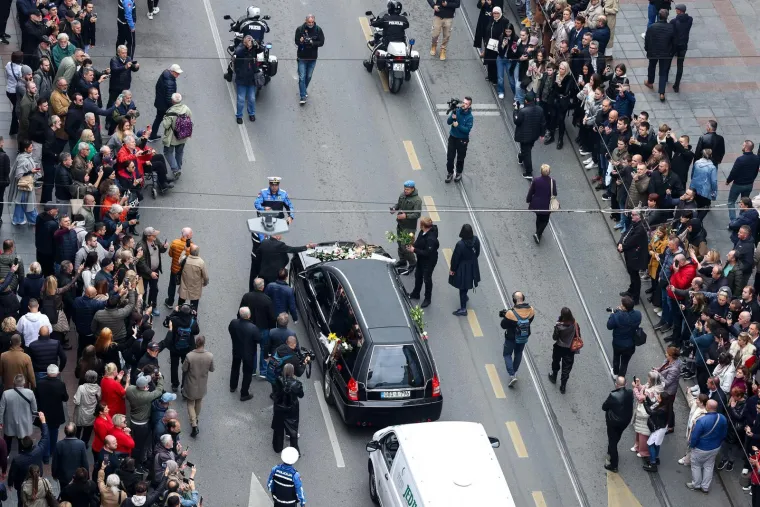 Ovo može samo Halid Bešlić: I mladi i stari u povorci, prizori s ulica govore više od riječi