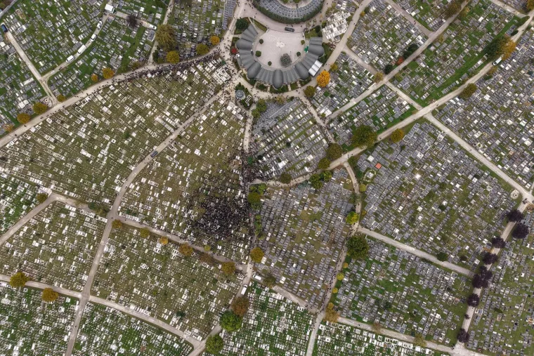 Pogledajte pogreb Halida Be&scaron;lića: Oko 100 tisuća ljudi ispratilo kralja narodne glazbe