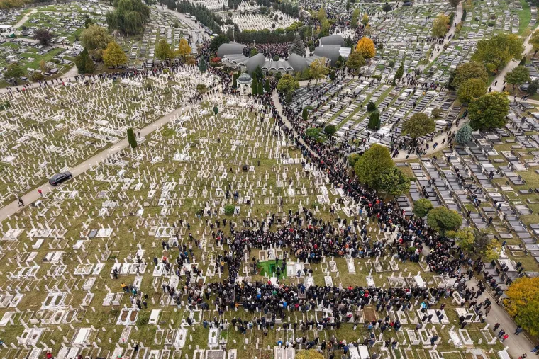 Pogledajte pogreb Halida Be&scaron;lića: Oko 100 tisuća ljudi ispratilo kralja narodne glazbe