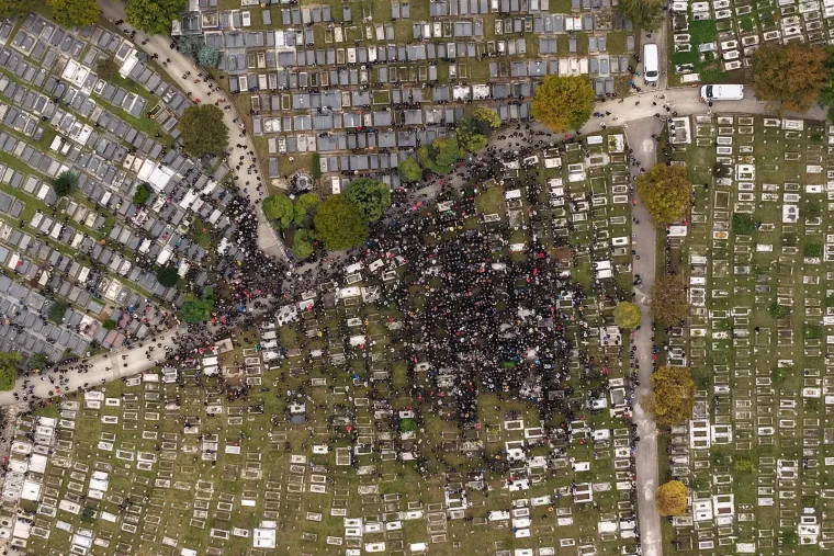 Pogledajte pogreb Halida Be&scaron;lića: Oko 100 tisuća ljudi ispratilo kralja narodne glazbe