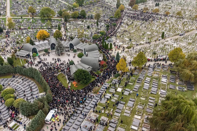 Pogledajte pogreb Halida Be&scaron;lića: Oko 100 tisuća ljudi ispratilo kralja narodne glazbe