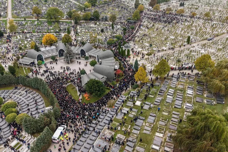 Pogledajte pogreb Halida Be&scaron;lića: Oko 100 tisuća ljudi ispratilo kralja narodne glazbe