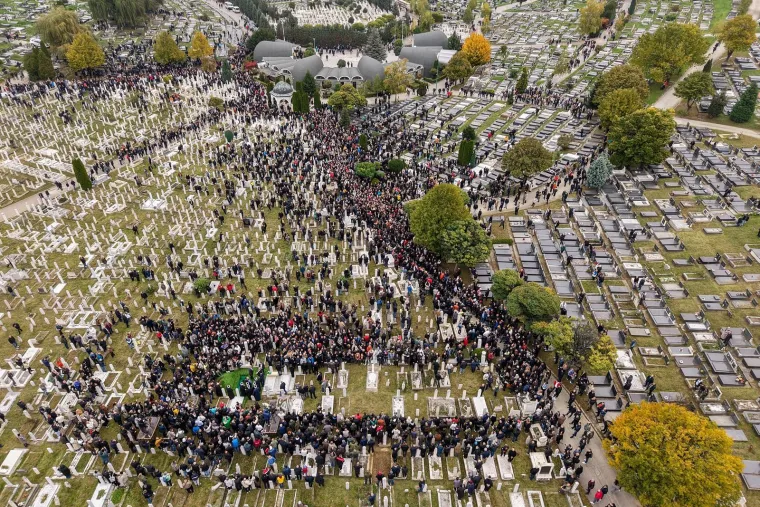 Pogledajte pogreb Halida Be&scaron;lića: Oko 100 tisuća ljudi ispratilo kralja narodne glazbe
