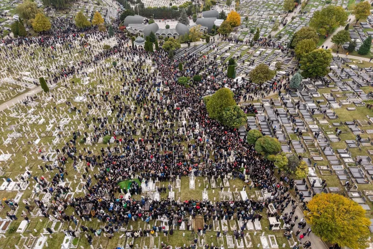 Pogledajte pogreb Halida Be&scaron;lića: Oko 100 tisuća ljudi ispratilo kralja narodne glazbe