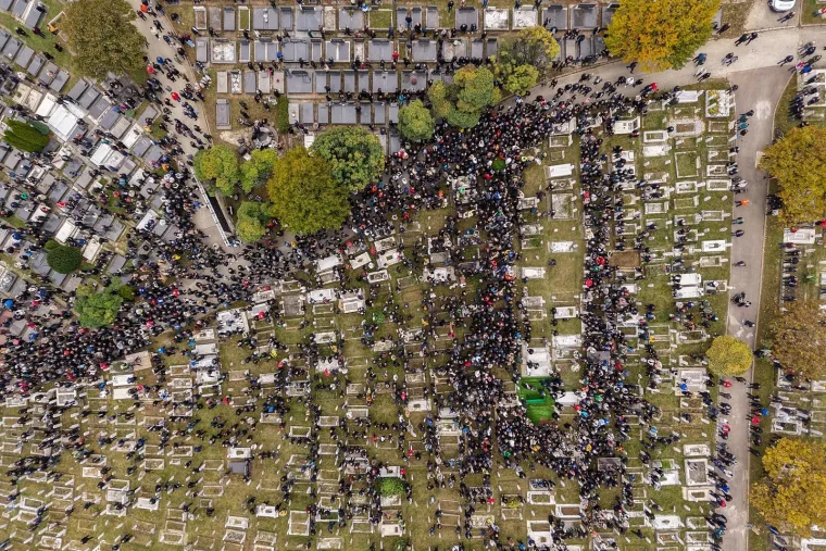 Pogledajte pogreb Halida Be&scaron;lića: Oko 100 tisuća ljudi ispratilo kralja narodne glazbe