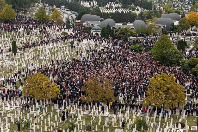 Pogledajte pogreb Halida Be&scaron;lića: Oko 100 tisuća ljudi ispratilo kralja narodne glazbe