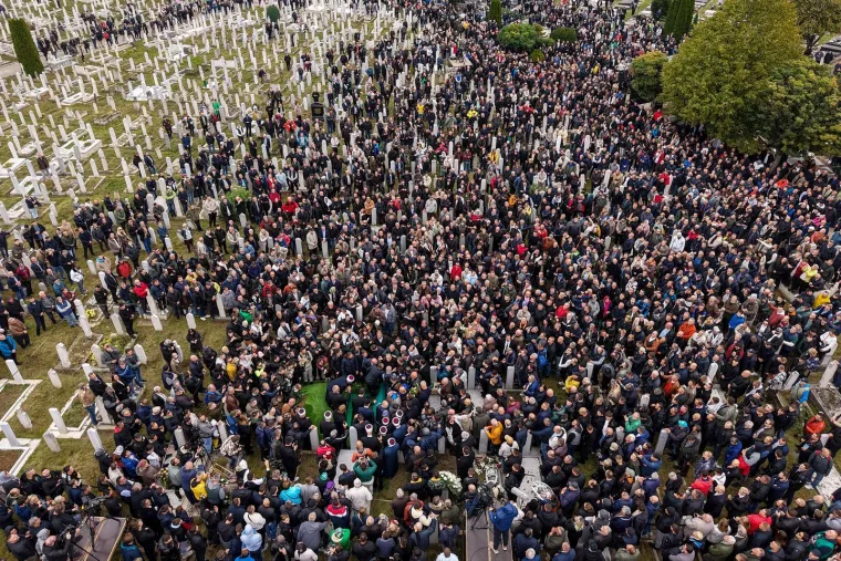Pogledajte pogreb Halida Be&scaron;lića: Oko 100 tisuća ljudi ispratilo kralja narodne glazbe