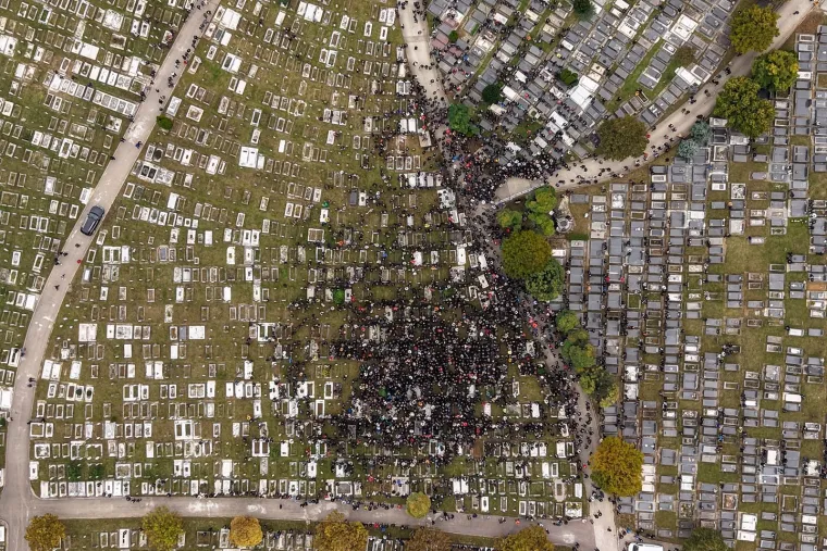 Pogledajte pogreb Halida Be&scaron;lića: Oko 100 tisuća ljudi ispratilo kralja narodne glazbe