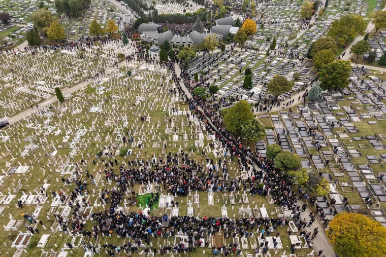 Pogledajte pogreb Halida Be&scaron;lića: Oko 100 tisuća ljudi ispratilo kralja narodne glazbe