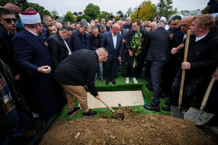 Pogledajte pogreb Halida Bešlića: Oko 100 tisuća ljudi ispratilo kralja narodne glazbe