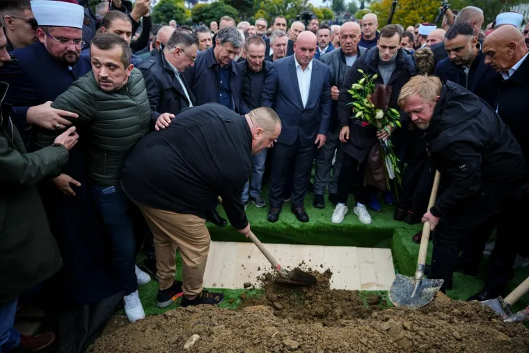 Pogledajte pogreb Halida Bešlića: Oko 100 tisuća ljudi ispratilo kralja narodne glazbe