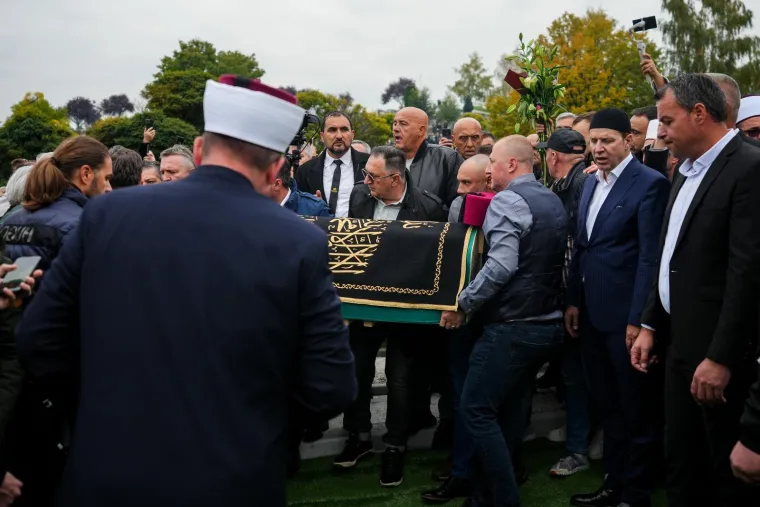 Pogledajte pogreb Halida Be&scaron;lića: Oko 100 tisuća ljudi ispratilo kralja narodne glazbe